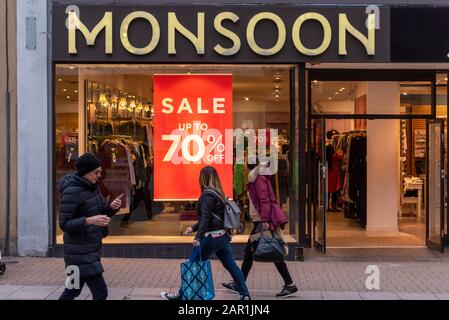 Monsun-Shop in Der High Street, Southend on Sea, Essex, Großbritannien mit Verkaufszeichen im Schaufenster. 70 %. Fensteranzeige im Modegeschäft. Menschen, die vergehen Stockfoto