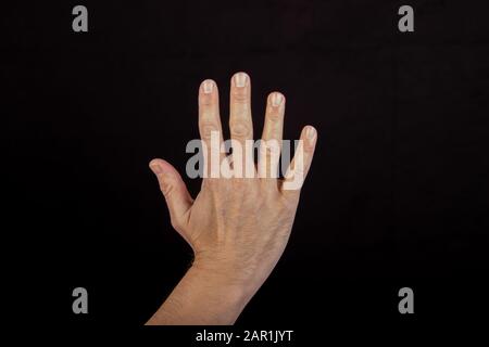 Die Hand zählt fünf, fünf Finger ausgestreckt, Zeichen für fünf Stockfoto