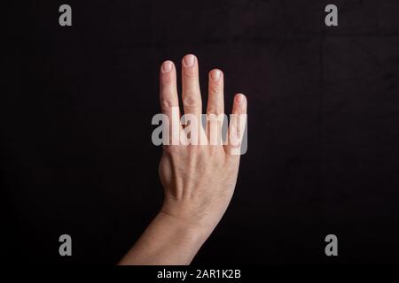 Hand zählt vier, vier Finger ausgestreckt, Schild für vier Stockfoto