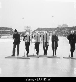 Skating European Championats in Deventer, Track Sweepers Datum: 23. Januar 1966 Ort: Deventer Keywords: SCHAATSCHAMPIES Stockfoto