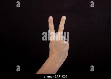 Hand zählt zwei, zwei Finger ausgestreckt, Schild für zwei Stockfoto