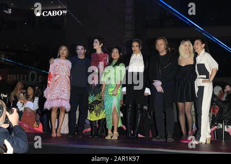 22. Januar 2020, Los Angeles, CA, USA: Los ANGELES - 22. JANUAR: Cathy Yan, Chris Messina, Mary Elizabeth Winstead, Ella Jay Basco, Jurnee Smollett-Bell, Ewan McGregor, Margot Robbie, Christina Hodson bei dem Fotoruf "Birds of Prey" im Hollywood and Highland Complex am 22. Januar 2020 in Los Angeles, CA (Credit Image: © Kay Blake/ZUMA Wire) Stockfoto