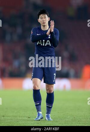 Tottenham Hotspur's Son Heung-min lobt die Fans nach dem vierten Spiel des FA Cup im St Mary's Stadium, Southampton. Stockfoto