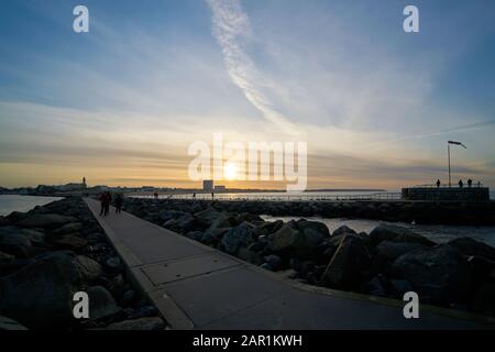 Blick von der Westpier mit einigen Touristen zum Strand von Warnemünde Stockfoto