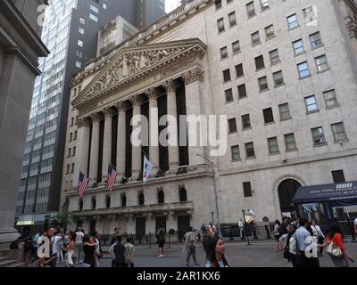 New York, USA - 31. Mai 2019: Bild der vielen Touristen in der Nähe der New Yorker Börse. Stockfoto