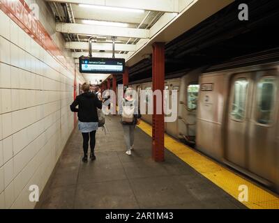 New York, USA - 1. Juni 2019: Bild der New York Subway (E-Line). Stockfoto