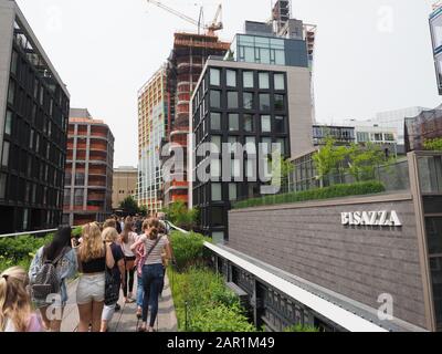 New York, USA - 1. Juli 2019: Die Menschenmassen auf der New Yorker "High Line". Stockfoto