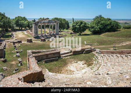 Blick auf das Agonothel-Denkmal vom Theater bei Apollonia bei Fier in Mittelalbanien. Stockfoto