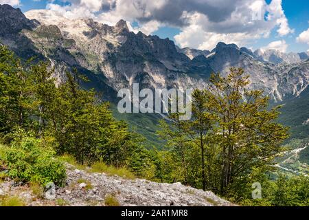 Blick auf das Theth-Tal vom Pass Qafa e Terthores oberhalb von Boga, mit dem Radohima-Massiv im Hintergrund, Nordalbanien. Stockfoto