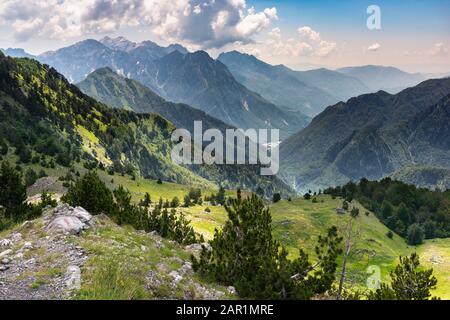 Blick auf das Theth-Tal vom Pass Qafa e Terthores auf der Straße nach Theth mit den albanischen Alpen im Hintergrund, Nordalbanien. Stockfoto