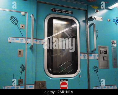 New York, USA - 2. Juni 2019: Innenfoto eines U-Bahn-Zuges in New York. Stockfoto