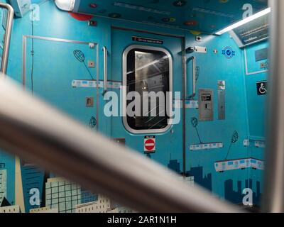 New York, USA - 2. Juni 2019: Innenfoto eines U-Bahn-Zuges in New York. Stockfoto