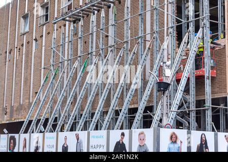 Entwicklung des ehemaligen BHS, British Homes Store, British Home Stores Building in High Street, Southend on Sea, Essex, im Gange. Zu Primark Stockfoto