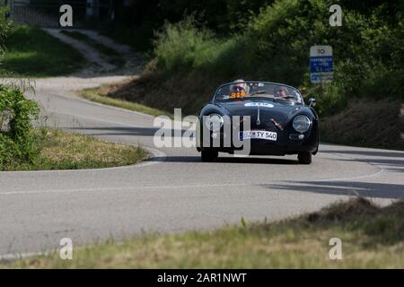 Pesaro COLLE SAN BARTOLO, ITALIEN - 17. MAI 2018: PORSCHE 356 1500 SPEEDSTER 1954 auf einem alten Rennwagen in der Rallye Mille Miglia 2018 der berühmte italiener Stockfoto