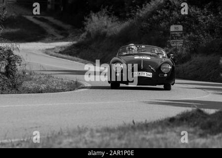 Pesaro COLLE SAN BARTOLO, ITALIEN - 17. MAI 2018: PORSCHE 356 1500 SPEEDSTER 1954 auf einem alten Rennwagen in der Rallye Mille Miglia 2018 der berühmte italiener Stockfoto