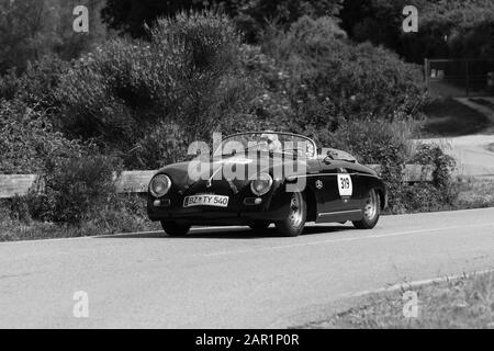 Pesaro COLLE SAN BARTOLO, ITALIEN - 17. MAI 2018: PORSCHE 356 1500 SPEEDSTER 1954 auf einem alten Rennwagen in der Rallye Mille Miglia 2018 der berühmte italiener Stockfoto