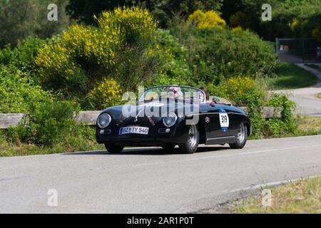 Pesaro COLLE SAN BARTOLO, ITALIEN - 17. MAI 2018: PORSCHE 356 1500 SPEEDSTER 1954 auf einem alten Rennwagen in der Rallye Mille Miglia 2018 der berühmte italiener Stockfoto