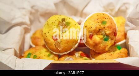 Selektiv Gebackene, Frisch Gebackene, Leckere Glutenfreie Muffins mit Farbenfrohen, Kandierten Obsttopflecken. Lebensmittel-Catering, Süßspeisen, Leckereien, Desserts, Stockfoto