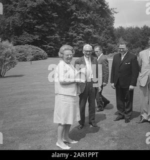 Königin Juliana empfängt eine Delegation von Fischern aus Katwijk im Palast Soestdijk und erhält die traditionellen Fässer neues Heringsdatum: 22. Juni 1966 Ort: Soestdijk, Utrechter Schlüsselwörter: Delegierungen, Hering, Königinnen, Quittungen, Fischer persönlicher Name: Juliana, Königin Institutioneller Name: Paleis Soestdijk Stockfoto