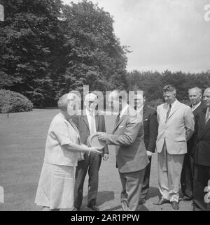 Königin Juliana empfängt eine Delegation von Fischern aus Katwijk im Palast Soestdijk und erhält die traditionellen Fässer neues Heringsdatum: 22. Juni 1966 Ort: Soestdijk, Utrechter Schlüsselwörter: Delegierungen, Hering, Königinnen, Quittungen, Fischer persönlicher Name: Juliana, Königin Institutioneller Name: Paleis Soestdijk Stockfoto