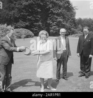 Königin Juliana empfängt eine Delegation von Fischern aus Katwijk im Palast Soestdijk und erhält die traditionellen Fässer neues Heringsdatum: 22. Juni 1966 Ort: Soestdijk, Utrechter Schlüsselwörter: Delegierungen, Hering, Königinnen, Quittungen, Fischer persönlicher Name: Juliana, Königin Institutioneller Name: Paleis Soestdijk Stockfoto