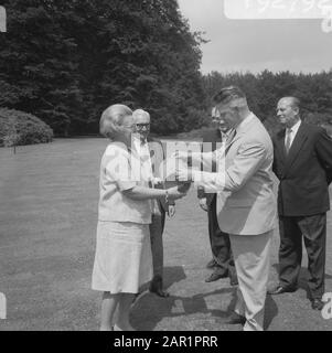 Königin Juliana empfängt eine Delegation von Fischern aus Katwijk im Palast Soestdijk und erhält die traditionellen Fässer neues Heringsdatum: 22. Juni 1966 Ort: Soestdijk, Utrechter Schlüsselwörter: Delegierungen, Hering, Königinnen, Quittungen, Fischer persönlicher Name: Juliana, Königin Institutioneller Name: Paleis Soestdijk Stockfoto