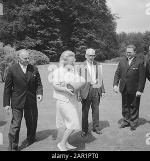 Königin Juliana empfängt eine Delegation von Fischern aus Katwijk im Palast Soestdijk und erhält die traditionellen Fässer neues Heringsdatum: 22. Juni 1966 Ort: Soestdijk, Utrechter Schlüsselwörter: Delegierungen, Hering, Königinnen, Quittungen, Fischer persönlicher Name: Juliana, Königin Institutioneller Name: Paleis Soestdijk Stockfoto