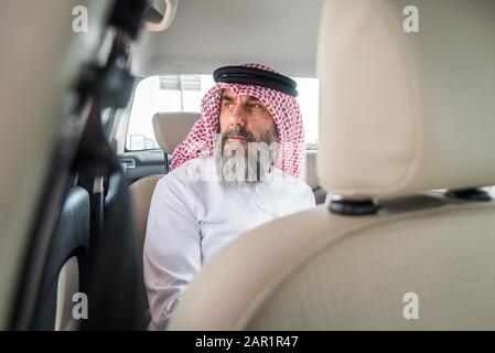 Mittelöstlicher Senior mit traditioneller Kandora in Dubai Stockfoto