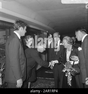 Königin Juliana und Prinz Bernhard präsentieren bei der Premiere des Films Elsa ce Leeuwin [Geboren frei, Regie: James Hill, 1966] im Stadttheater in Amsterdam Datum: 13. Juli 1966 Schlagwörter: Kinos, Filme, Königshaus, Premieren persönlicher Name: Bernhard, Prinz, Juliana (Königin Niederlande), Juliana, Königin Stockfoto