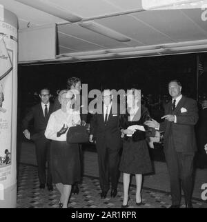 Königin Juliana und Prinz Bernhard präsentieren bei der Premiere des Films Elsa ce Leeuwin [Geboren frei, Regie: James Hill, 1966] im Stadttheater in Amsterdam Datum: 13. Juli 1966 Schlagwörter: Kinos, Filme, Königshaus, Premieren persönlicher Name: Bernhard, Prinz, Juliana (Königin Niederlande), Juliana, Königin Stockfoto