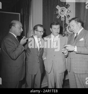 Besuch des Autors Georges Simenon in Amsterdam Zusammen mit dem Schauspieler Jan Teulings (links) und seinem britischen Kollegen Rupert Davies (ganz rechts) und dem Italiener Gino Cervi (zweites von rechtgs), an der Statue von Maigret im Amstelhotel Annotatie: Jan Teulings war die niederländische Personifikation von Inspektor Maigret in der gleichnamigen Fernsehserie. Diese Rolle spielte er in den Jahren 1967-69 zwölf Mal. Rupert Davies spielte Maigret in der englischen Version, Cervi im italienischen Datum: 2. September 1966 Ort: Amsterdam, Noord-Holland Schlüsselwörter: Schauspieler, Gruppenporträts, Schriftsteller persönlicher Name: Cervi, Stockfoto