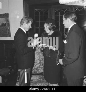 Danny Kaye in den Niederlanden Prinzessin Beatrix, Prinz Claus und Danny Kaye nach der Unicef TV-Sendung vom Singer-Laren Datum: 23. November 1966 Ort: Laren (Noord-Holland), Noord-Holland Schlüsselwörter: Schauspieler, Prinzen, Prinzessinnen persönlicher Name: Beatrix (Prinzessin Niederlande), Claus (Prinz Niederlande), Kaye, Danny Stockfoto