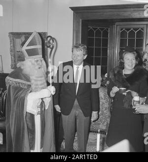 Danny Kaye in den Niederlanden Prinzessin Beatrix, Prinz Claus, Danny Kaye und Sinterklaas nach der Unicef TV-Sendung aus dem Singer-Laren Datum: 23. November 1966 Ort: Laren (Noord-Holland), Noord-Holland Holland Schlüsselwörter: Schauspieler, Kinderfeste, Prinzen, Prinzessinnen persönlicher Name: Beatcrone (Prinzessin Niederlande), Claus (Prinz Niederlande), Kaye, Danny Institution: Danny Stockfoto