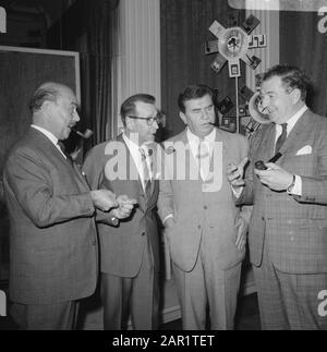 Besuch des Autors Georges Simenon in Amsterdam Zusammen mit dem Schauspieler Jan Teulings (links) und seinem britischen Kollegen Rupert Davies (ganz rechts) und dem Italiener Gino Cervi (zweites von rechtgs), an der Statue von Maigret im Amstelhotel Annotatie: Jan Teulings war die niederländische Personifikation von Inspektor Maigret in der gleichnamigen Fernsehserie. Diese Rolle spielte er in den Jahren 1967-69 zwölf Mal. Rupert Davies spielte Maigret in der englischen Version, Cervi im italienischen Datum: 2. September 1966 Ort: Amsterdam, Noord-Holland Schlüsselwörter: Schauspieler, Gruppenporträts, Schriftsteller persönlicher Name: Cervi, Stockfoto