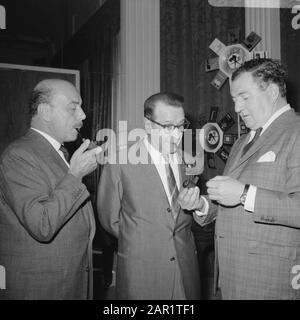 Besuch des Autors Georges Simenon in Amsterdam Zusammen mit dem Schauspieler Jan Teulings und seinem britischen Kollegen Rupert Davies an der Maigret-Statue im Amstelhotel Anmerkung: Jan Teulings war die niederländische Personifikation des Inspektors Maigret in der gleichnamigen Fernsehserie. Diese Rolle spielte er in den Jahren 1967-69 zwölf Mal. Rupert Davies spielte Maigret in der englischen Version, Cervi im italienischen Datum: 2. September 1966 Ort: Amsterdam, Noord-Holland Schlüsselwörter: Schauspieler, Gruppenporträts, Schriftsteller persönlicher Name: Davies, Rupert, Magrait, Simenon, Georges, Teulings, Jan Stockfoto