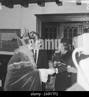 Danny Kaye in den Niederlanden Prinzessin Beatrix, Prinz Claus, Danny Kaye und Sinterklaas nach der Unicef TV-Sendung aus dem Singer-Laren Datum: 23. November 1966 Ort: Laren (Noord-Holland), Noord-Holland Holland Schlüsselwörter: Schauspieler, Kinderfeste, Prinzen, Prinzessinnen persönlicher Name: Beatcrone (Prinzessin Niederlande), Claus (Prinz Niederlande), Kaye, Danny Institution: Danny Stockfoto