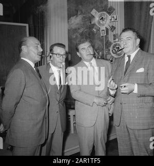 Besuch des Autors Georges Simenon in Amsterdam Zusammen mit dem Schauspieler Janteulings und seinem britischen Kollegen Rupert Davies und dem Italiener Gino Cervi an der Statue von Magrait im Amstelhotel Datum: 2. September 1966 Ort: Amsterdam, Noord-Holland Schlüsselwörter: Schauspieler, Gruppenporträts, Schriftsteller persönlicher Name: Cervi, Gino, Davies, Rupert, Magrait, Simenon, Georges, Teulings, Jan Stockfoto