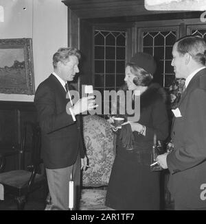 Danny Kaye in den Niederlanden Prinzessin Beatrix, Prinz Claus und Danny Kaye nach der Unicef TV-Sendung vom Singer-Laren Datum: 23. November 1966 Ort: Laren (Noord-Holland), Noord-Holland Schlüsselwörter: Schauspieler, Prinzen, Prinzessinnen persönlicher Name: Beatrix (Prinzessin Niederlande), Claus (Prinz Niederlande), Kaye, Danny Stockfoto