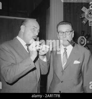 Besuch des Autors Georges Simenon in Amsterdam Zusammen mit dem Schauspieler Jan Teulings (links) an der Maigret-Statue im Amstelhotel Anmerkung: Jan Teulings war die niederländische Personifikation des Inspektors Maigret in der gleichnamigen Fernsehserie. Diese Rolle spielte er in den Jahren 1967-69 zwölf Mal. Datum: 2.September 1966 Ort: Amsterdam, Noord-Holland Schlüsselwörter: Schauspieler, Gruppenporträts, Schriftsteller persönlicher Name: Magrait, Simenon, Georges, Teulings, Jan Stockfoto