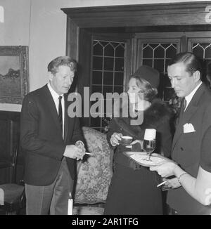 Danny Kaye in den Niederlanden Prinzessin Beatrix, Prinz Claus und Danny Kaye nach der Unicef TV-Sendung vom Singer-Laren Datum: 23. November 1966 Ort: Laren (Noord-Holland), Noord-Holland Schlüsselwörter: Schauspieler, Kinderfeste, Fürsten, Prinzessinnen persönlicher Name: Beatrix (Prinzessin Niederlande), Claus (Prinz Niederlande), Kaye, Danny Stockfoto