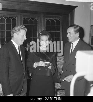 Danny Kaye in den Niederlanden Prinzessin Beatrix, Prinz Claus und Danny Kaye nach der Unicef TV-Sendung vom Singer-Laren Datum: 23. November 1966 Ort: Laren (Noord-Holland), Noord-Holland Schlüsselwörter: Schauspieler, Prinzen, Prinzessinnen persönlicher Name: Beatrix (Prinzessin Niederlande), Claus (Prinz Niederlande), Kaye, Danny Stockfoto