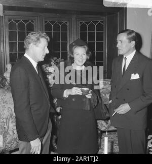 Danny Kaye in den Niederlanden Prinzessin Beatrix, Prinz Claus und Danny Kaye nach der Unicef TV-Sendung vom Singer-Laren Datum: 23. November 1966 Ort: Laren (Noord-Holland), Noord-Holland Schlüsselwörter: Schauspieler, Prinzen, Prinzessinnen persönlicher Name: Beatrix (Prinzessin Niederlande), Claus (Prinz Niederlande), Kaye, Danny Stockfoto