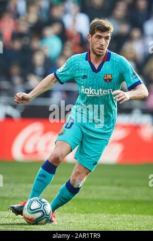 Mestalla, Valencia, Spanien. Januar 2020. La Liga Fußball, Valencia gegen Barcelona; Sergi Roberto von FCB bringt den Ball vorwärts Credit: Action Plus Sports/Alamy Live News Stockfoto