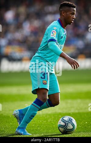 Mestalla, Valencia, Spanien. Januar 2020. La Liga Fußball, Valencia gegen Barcelona; Ansu Fati von FCB bringt den Ball vorwärts Credit: Action Plus Sports/Alamy Live News Stockfoto