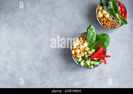 Gebratener Tofu-Salat mit Cucumbers, gebratenen Kichererbsen, Gemüse Und Sesamsamen. Ausgewogener veganer bunte Salat für gesundes Mittagessen in Keramikschale, Stockfoto