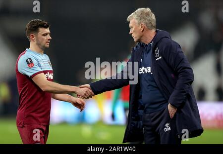 Aaron Cresswell (links) von West Ham United schüttelt mit Manager David Moyes die Hände, als er nach dem vierten Spiel des FA Cup im Londoner Stadion das Spielfeld verlässt. Stockfoto