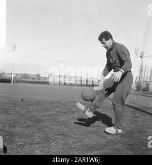 Dukla Prag trainiert auf Nebenfeldern des Olympiastadions, Masopust trainiert und zeigt seine Fußballfähigkeiten mit Clogs Annotation: Viertelfinal-Europacup 1 Datum: 28. Februar 1967 Ort: Amsterdam Schlagwörter: Clogs, Sporttraining, Fußball, Fußballer persönlicher Name: Masopust, Josef Stockfoto