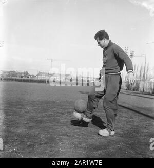 Dukla Prag trainiert auf Nebenfeldern des Olympiastadions, Masopust trainiert und zeigt seine Fußballfähigkeiten mit Clogs Annotation: Viertelfinal-Europacup 1 Datum: 28. Februar 1967 Ort: Amsterdam Schlagwörter: Clogs, Sporttraining, Fußball, Fußballer persönlicher Name: Masopust, Josef Stockfoto