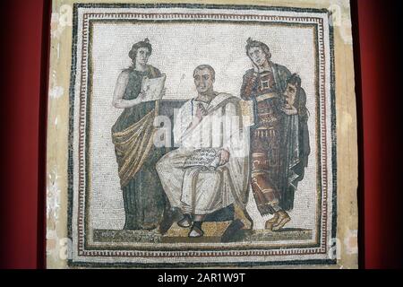 Ein römisches Mosaik des Dichters Virgil und zweier Musen Calliope und Polymnia, das im Hadrumetum ausgestellt im Bardo National Museum, Tunis, Tunesia, gefunden wurde. Stockfoto