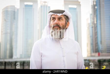 Mittelöstlicher Senior mit traditioneller Kandora in Dubai Stockfoto